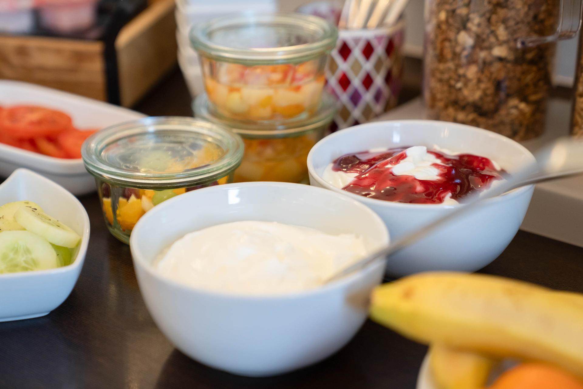 Joghurt und süße Beilagen zum Frühstück