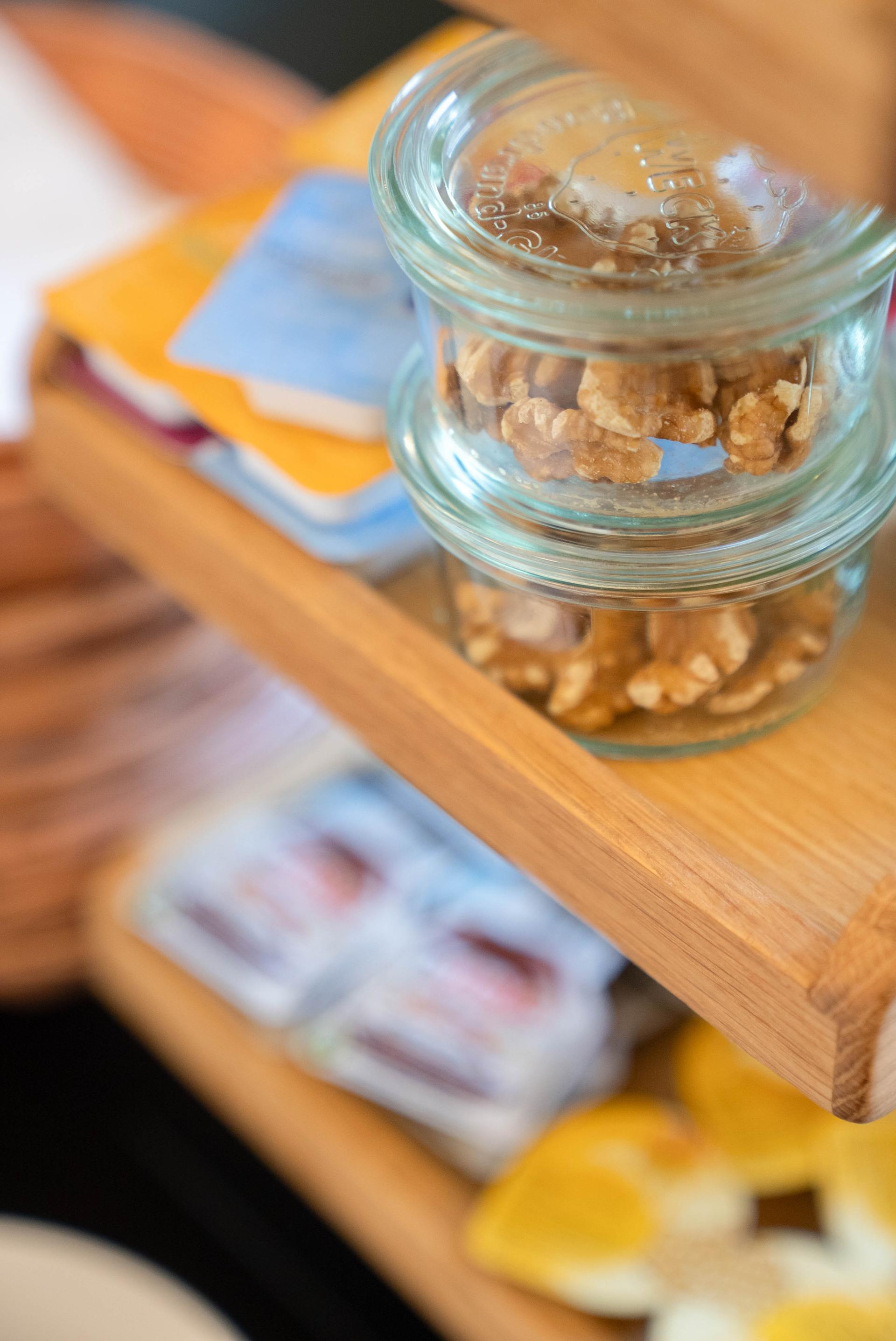 Nüsse und Müsli am Frühstücksbuffet
