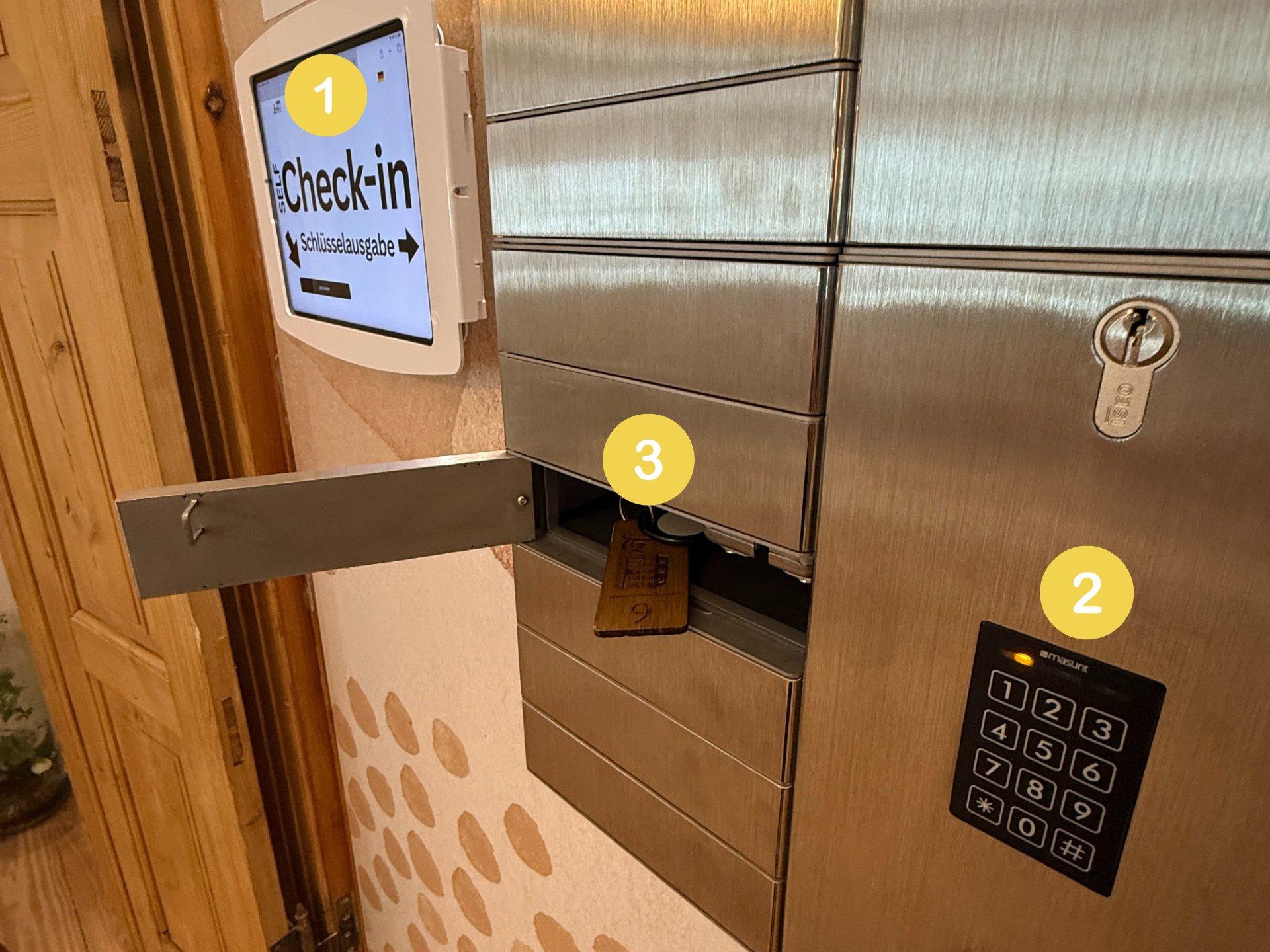 Self-Check-in Detail: Tablet, Codeschloss und Schlüsselausgabe Hotel Lexow